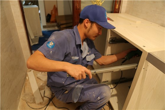 实木家具开裂,看看家具维修师傅怎么说